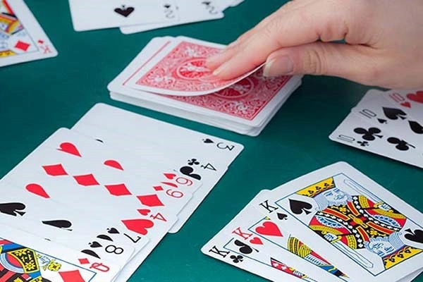 phom 3 (1) Người chơi sẽ lần lượt đánh bài theo chiều kim đồng hồ